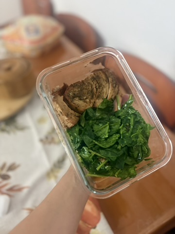 Atún cocinado con espinacas en un recipiente de cristal